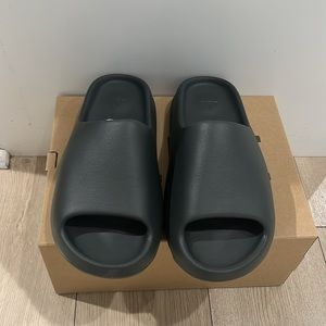 Black/Onyx Yeezy Slides